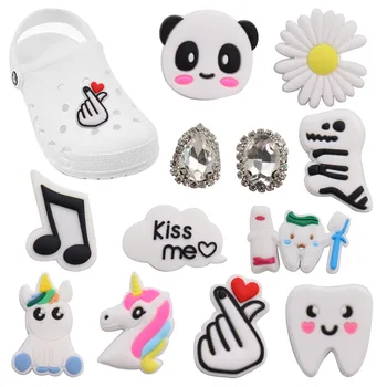Toptan 50 adet Ayakkabı Takılar Beyaz Panda Unicorn Papatya Diş Aksesuarları PVC Ayakkabı Dekorasyon Bilekliği Croc Jıbz Hediye 15